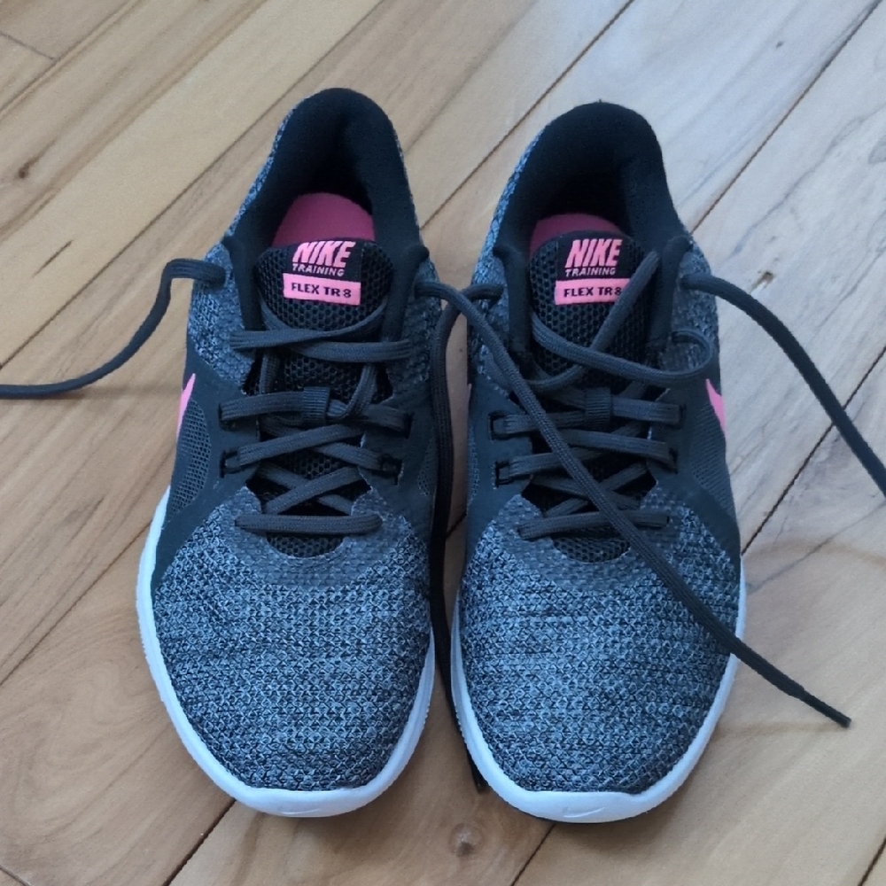 Nike Women's Black and Pink Athletic Shoes